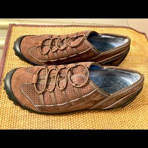 Women’s leather walking shoe size 7.5